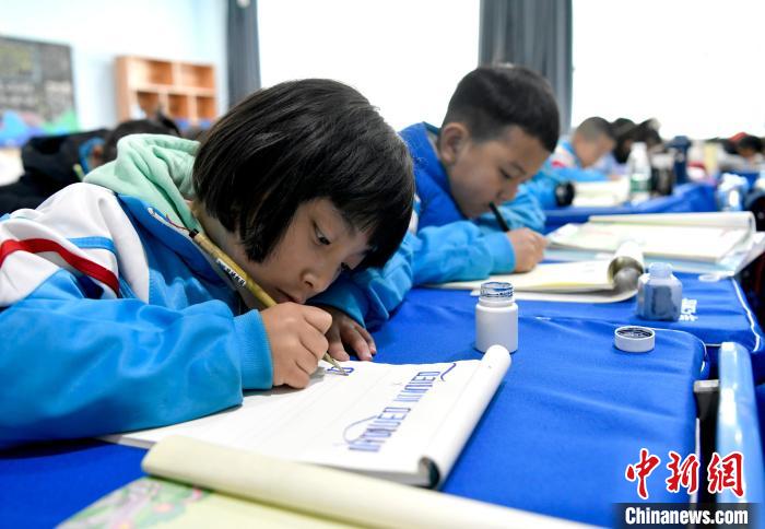 3月14日，西藏拉薩市第一小學(xué)一年級(jí)六班的學(xué)生們在藏語文課上書寫藏文?！±盍?攝