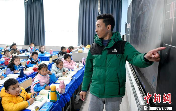 3月14日，西藏拉薩市第一小學(xué)藏語文老師拉巴次仁在課堂上?！±盍?攝
