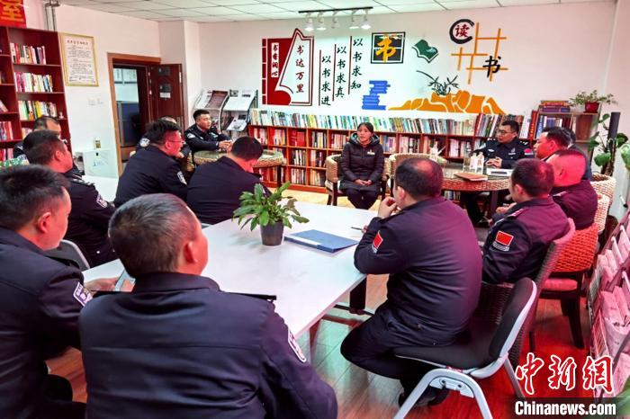圖為亞東出入境邊防檢查站民警與銀行業(yè)務(wù)人員進(jìn)行金融知識(shí)深入交流?！『?攝