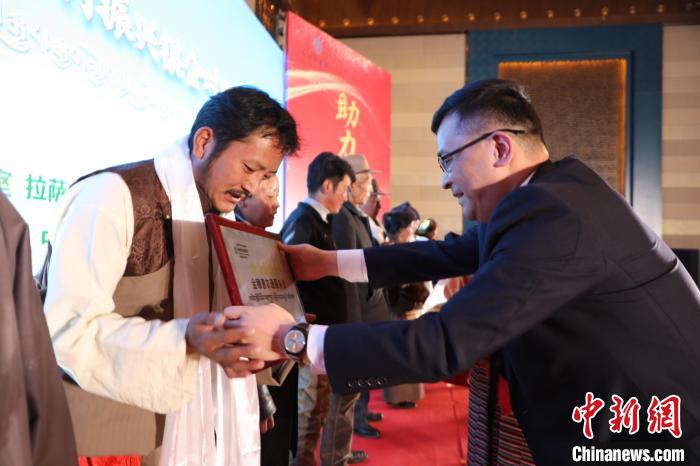 圖為拉薩市銀企對(duì)接洽談會(huì)現(xiàn)場(chǎng)?！「裆愔?攝