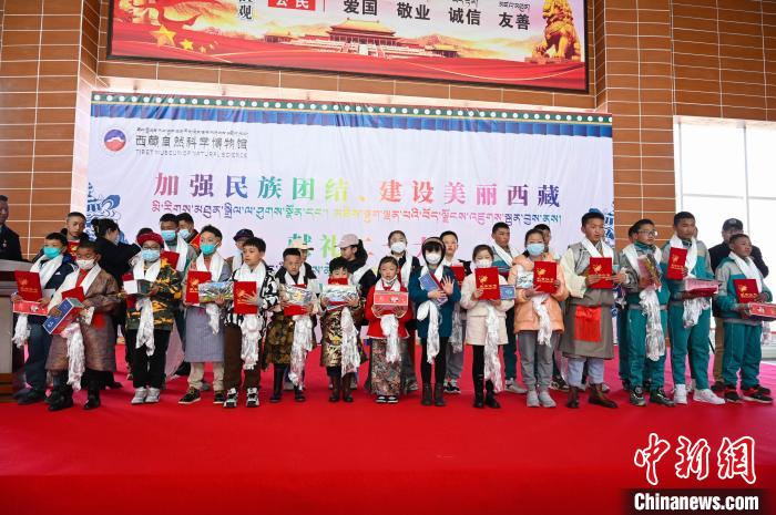 圖為部分獲獎學(xué)生合影?！≮w朗 攝