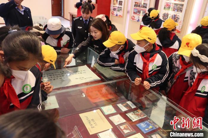 圖為亞東邊檢站民警為駐地小學生講解該站榮譽發(fā)展史?！『?攝