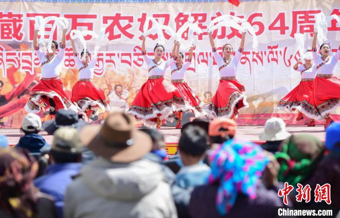 圖為墨竹工卡縣龍珠崗村，文藝演出現(xiàn)場(chǎng)?！∝暩聛?lái)松 攝