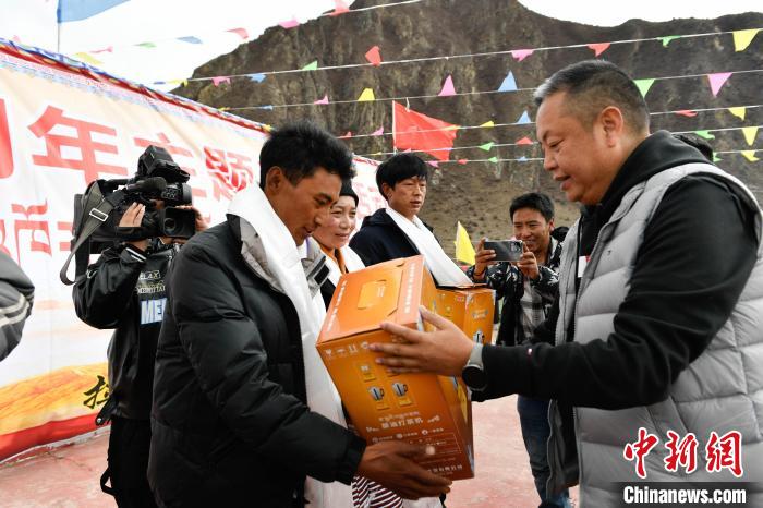 圖為墨竹工卡縣龍珠崗村，慰問(wèn)活動(dòng)現(xiàn)場(chǎng)?！∝暩聛?lái)松 攝