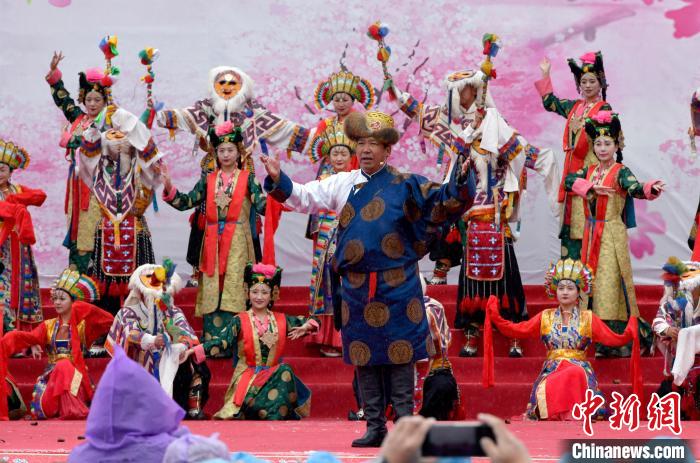 3月28日，西藏林芝第二十屆桃花旅游文化節(jié)開幕式上的文藝表演。　李林 攝