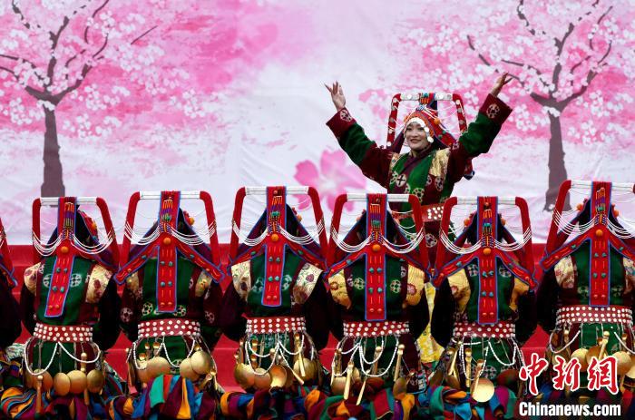 3月28日，西藏林芝第二十屆桃花旅游文化節(jié)開幕式上的文藝表演?！±盍?攝