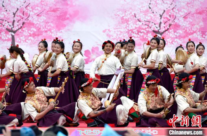 3月28日，西藏林芝第二十屆桃花旅游文化節(jié)開幕式上的文藝表演?！±盍?攝