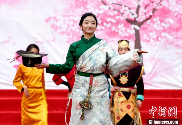 3月28日，西藏林芝第二十屆桃花旅游文化節(jié)開幕式上的文藝表演?！±盍?攝