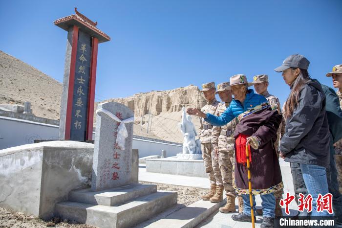 圖為在西藏阿里地區(qū)札達(dá)縣烈士陵園，82歲的次仁南杰老人為軍民代表講述新舊西藏的變化。　劉曉東 攝
