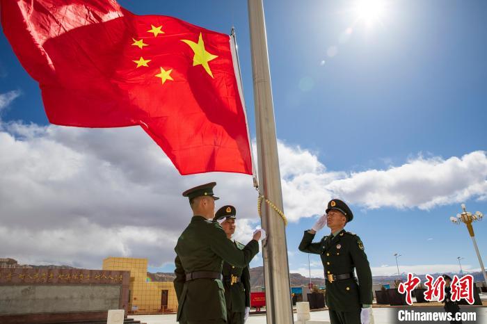 圖為在西藏阿里地區(qū)札達(dá)縣，軍民共同舉行升國旗儀式，慶祝西藏百萬農(nóng)奴解放紀(jì)念日?！詵| 攝