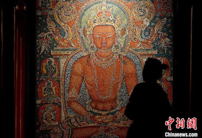 3月31日，觀眾欣賞展覽中的作品?！±盍?攝