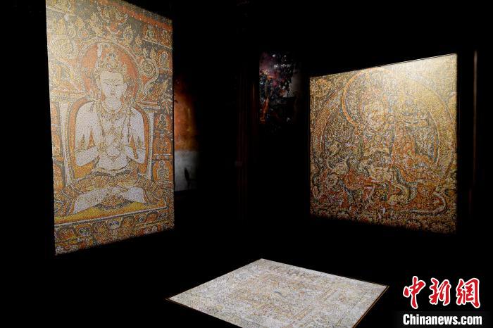 3月31日，觀眾欣賞展覽中的作品。　李林 攝