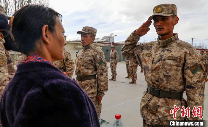 圖為列兵扎西加央向母親敬禮?！詵| 攝