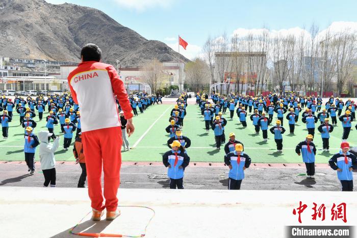 圖為學(xué)生在跳繩教練齊景龍的指導(dǎo)下做準(zhǔn)備運(yùn)動?！∝暩聛硭?攝
