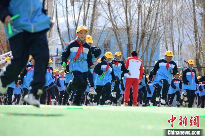 圖為學(xué)生在跳繩教練齊景龍的指導(dǎo)下做準(zhǔn)備運(yùn)動?！∝暩聛硭?攝