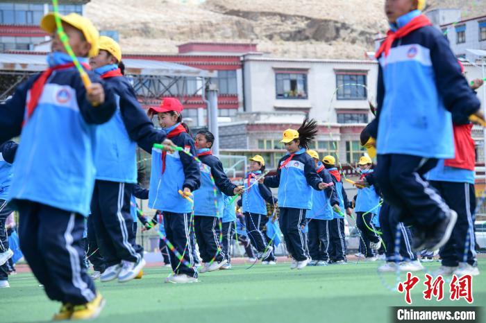 圖為學(xué)生正在練習(xí)跳繩?！∝暩聛硭?攝