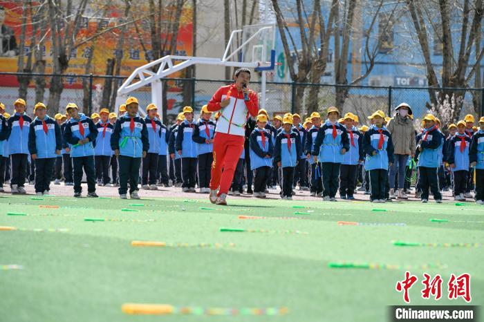 圖為學(xué)生在跳繩教練齊景龍的指導(dǎo)下做準(zhǔn)備運(yùn)動。　貢嘎來松 攝