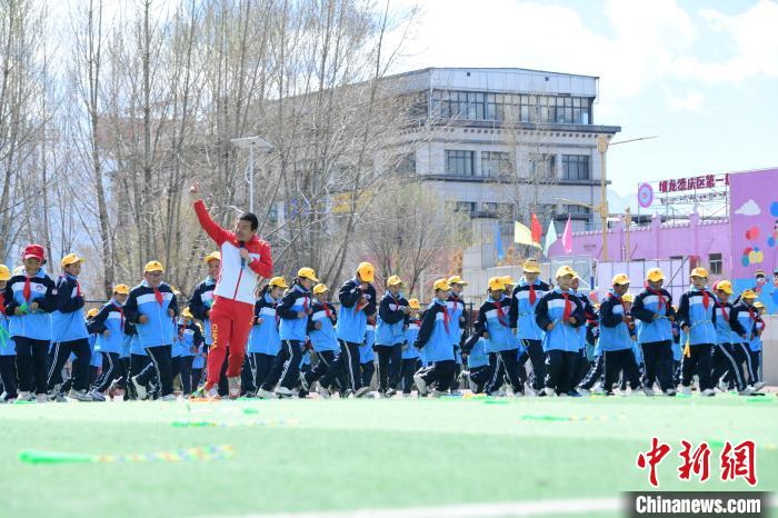 圖為學(xué)生在跳繩教練齊景龍的指導(dǎo)下做準(zhǔn)備運(yùn)動?！∝暩聛硭?攝