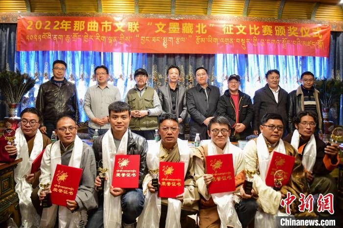 圖為獲獎人員合影留念?！∝暩聛硭?攝