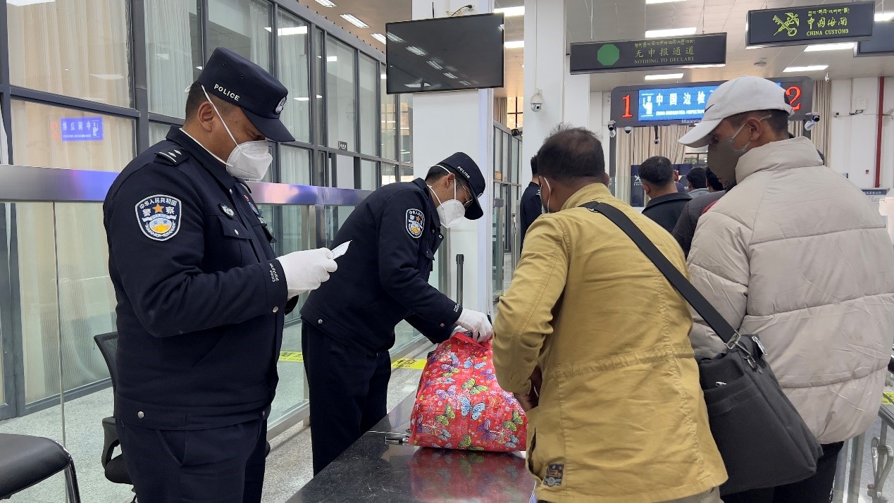 吉隆口岸移民管理警察正在對行李物品進行檢查。人民網(wǎng)記者 唐宋攝