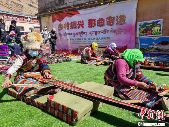圖為2022年，安多縣雁石坪鎮(zhèn)“鄉(xiāng)村振興那曲奮進(jìn)”編織技藝比賽現(xiàn)場。資料圖 那曲市“鄉(xiāng)村振興 那曲奮進(jìn)”活動辦供圖