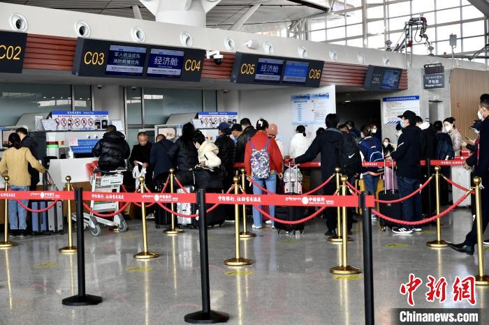 圖為旅客辦理登機手續(xù)?！≈芎?攝