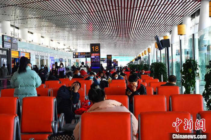 圖為旅客在機場候機室等待登機?！≈芎?攝