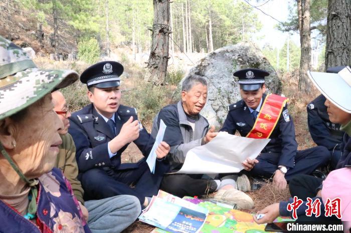 圖為竹瓦根邊境派出所民警為轄區(qū)群眾宣講森林防火常識(shí)?！≈裢吒吘撑沙鏊?供圖