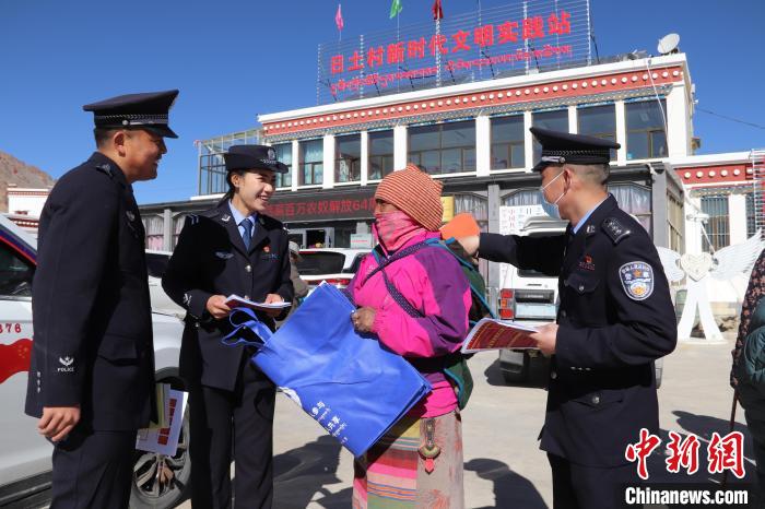 圖為日土邊境派出所民警在選轄區(qū)宣講國家安全知識(shí)?！∪尾?攝