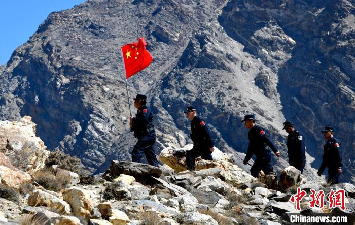 底雅邊境派出所民警夏永軍(左一)在巡邏中?！±盍?攝