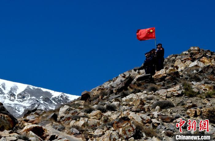 底雅邊境派出所民警夏永軍(右一)在巡邏中。　李林 攝