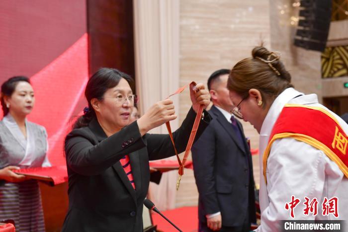 西藏舉辦“西藏十佳醫(yī)生、十佳護(hù)士”“西藏健康衛(wèi)士”表彰大會(huì)
