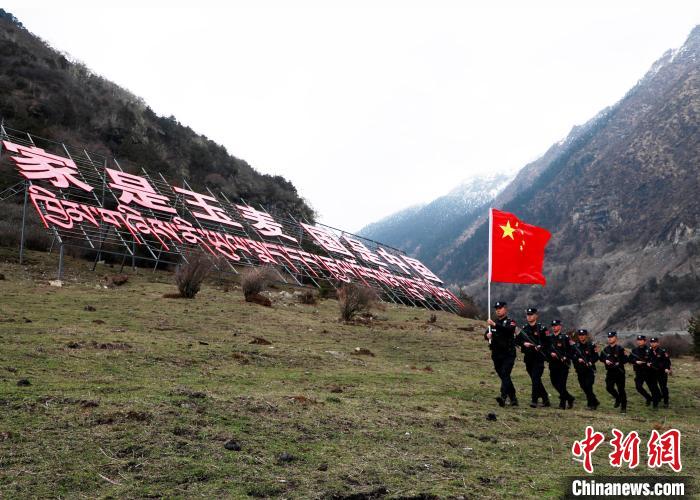山南邊境管理支隊玉麥邊境派出所民警在轄區(qū)開展巡邏。　鄭琦山 攝