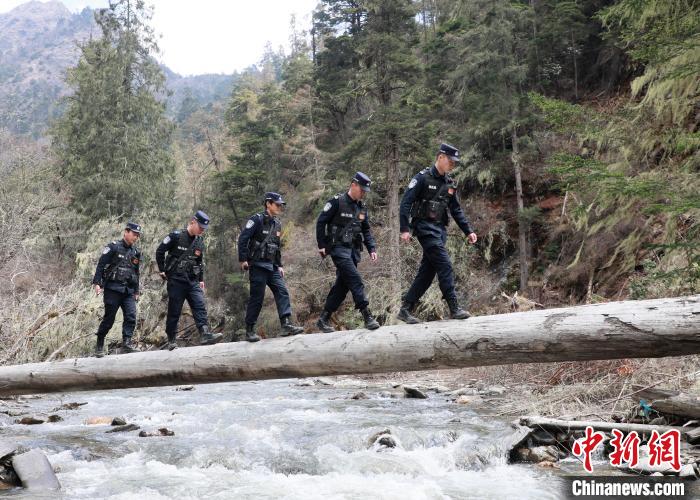 山南邊境管理支隊玉麥邊境派出所民警邊境巡邏途中走過河道上“獨木橋”?！∴嶇?攝