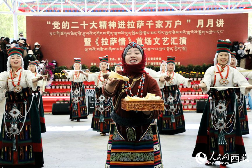女子群舞《拉拉脫貧之路》。人民網(wǎng) 次仁羅布攝