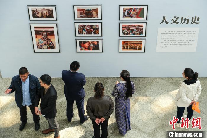 圖為觀眾觀看展覽。