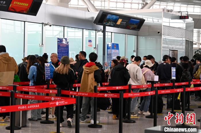 圖為“五一”期間，拉薩貢嘎機場旅客密集出行?！≡黝D珠 攝