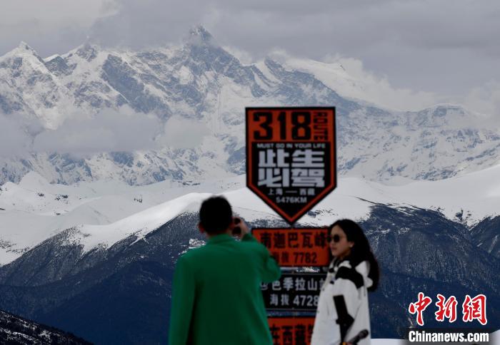 圖為5月14日，西藏林芝色季拉山觀景臺，游客遠眺南迦巴瓦峰?！　±盍?攝