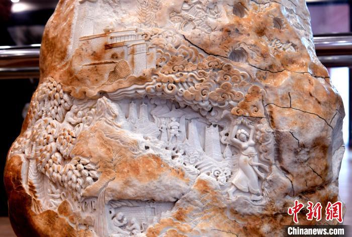 圖為5月16日，展覽中的漢白玉雕作品《猴子變?nèi)恕??！±盍?攝