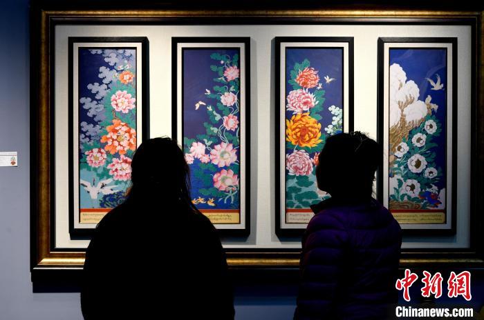 圖為5月16日，觀眾正在欣賞展覽中的新創(chuàng)唐卡作品?！±盍?攝