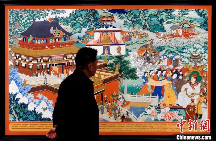 圖為5月16日，觀眾正在欣賞展覽中的新創(chuàng)唐卡作品?！±盍?攝