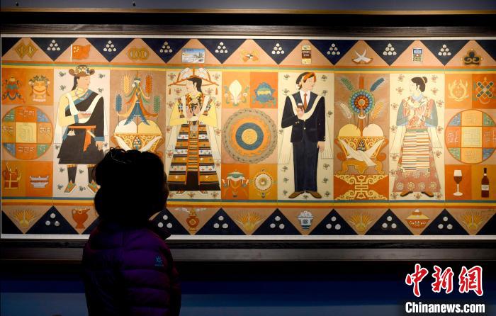 圖為5月16日，觀眾正在欣賞展覽中的新創(chuàng)唐卡作品?！±盍?攝