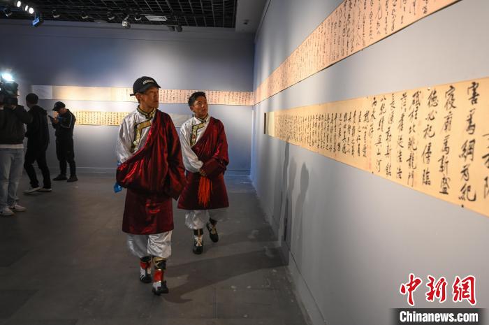 圖為學(xué)生參觀黃庭堅(jiān)書(shū)法文獻(xiàn)展?！≮w朗 攝