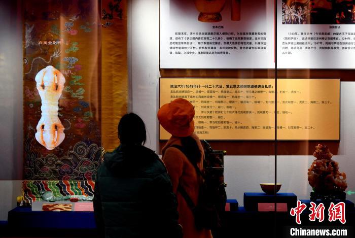 圖為5月18日，觀眾正在欣賞展覽?！±盍?攝