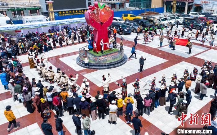 圖為“極地那曲 天際之旅”2023西藏那曲“中國(guó)旅游日”音樂美食嘉年華活動(dòng)現(xiàn)場(chǎng)?！∧乔形幕吐糜尉止﹫D