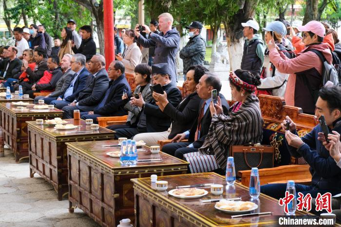 5月19日，中外嘉賓在羅布林卡和游客一起觀看藏戲。　江飛波 攝
