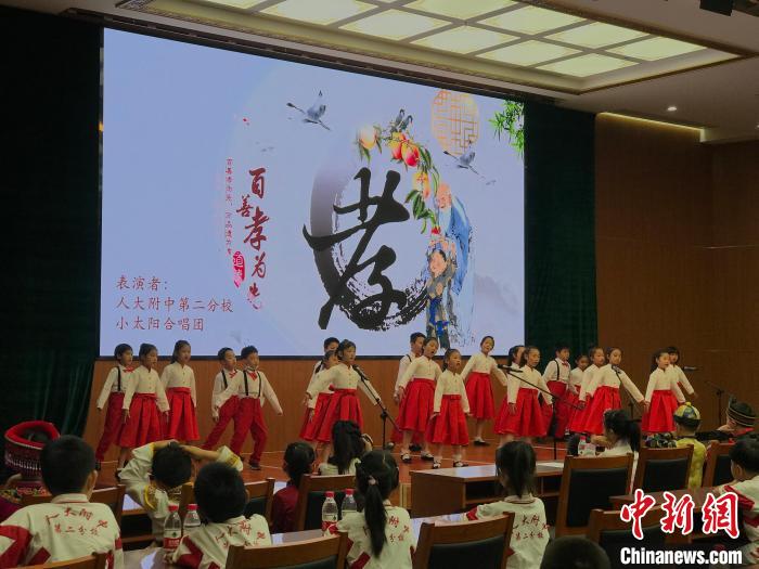 圖為中國人民大學附屬中學第二分校的小朋友們合唱?！￡惤ㄐ?攝