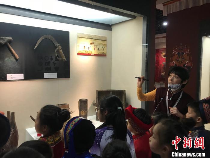 圖為中國人民大學附屬中學第二分校的小朋友們參觀“雪域星光——西藏傳統(tǒng)文化藝術(shù)展”?！￡惤ㄐ?攝