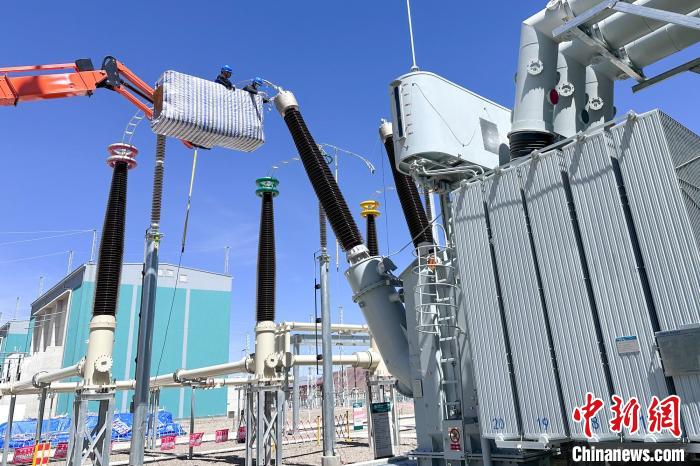 國網西藏電力組織檢修人員對設備進行全面體檢?！W西藏電力有限公司 供圖