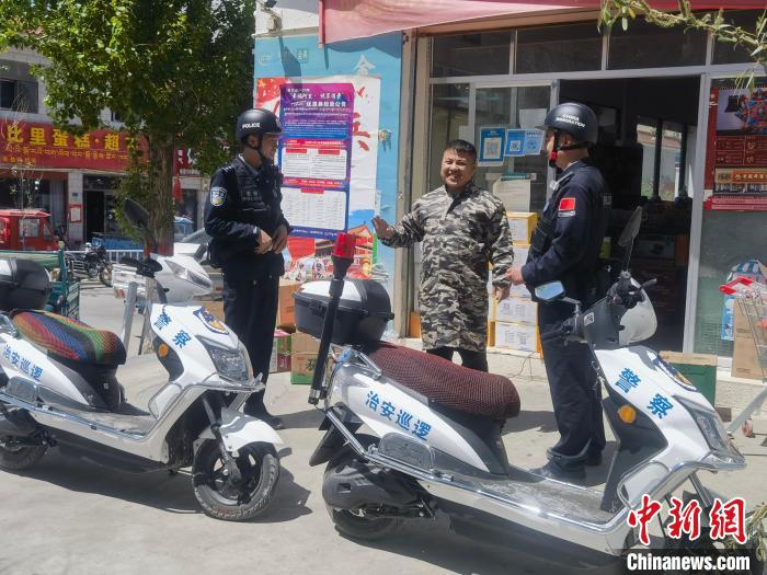 民警對(duì)轄區(qū)商鋪進(jìn)行走訪排查。　黃創(chuàng)偉 攝